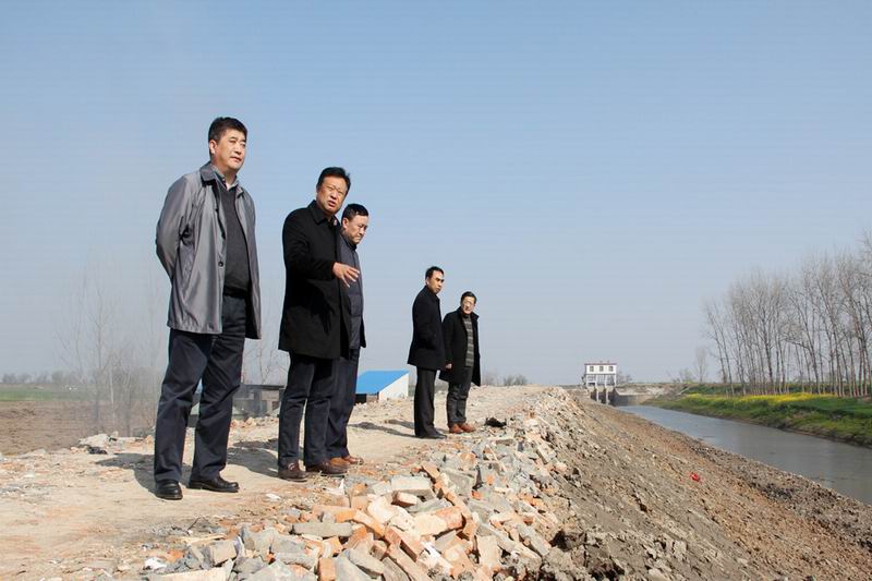 王良贵在华阳河农场调研指导